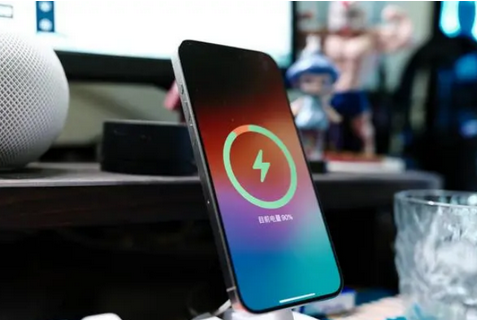 晴隆苹果15换屏服务分享用什么充电器给iPhone15充电更好 